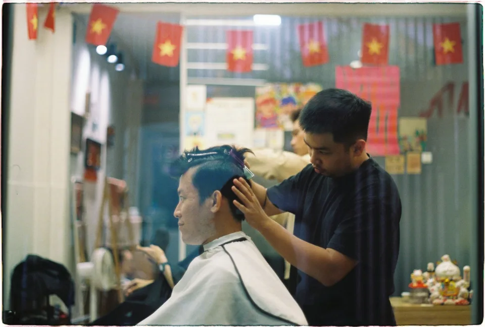 Thợ đang làm tóc tại tiệm